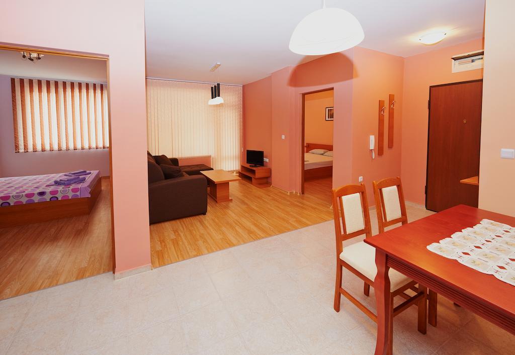 Apartments Dimitrovi Pomorie Ruang foto